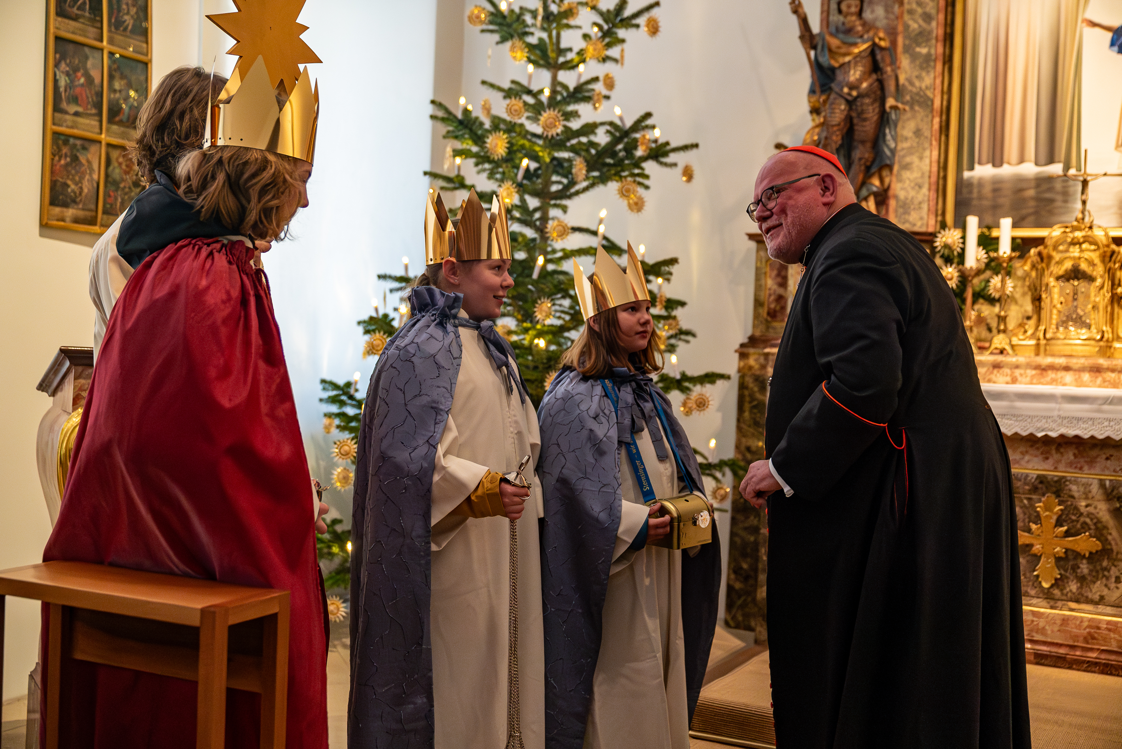 Die Sternsinger sprechen mit Kardinal Marx in der Hauskapelle