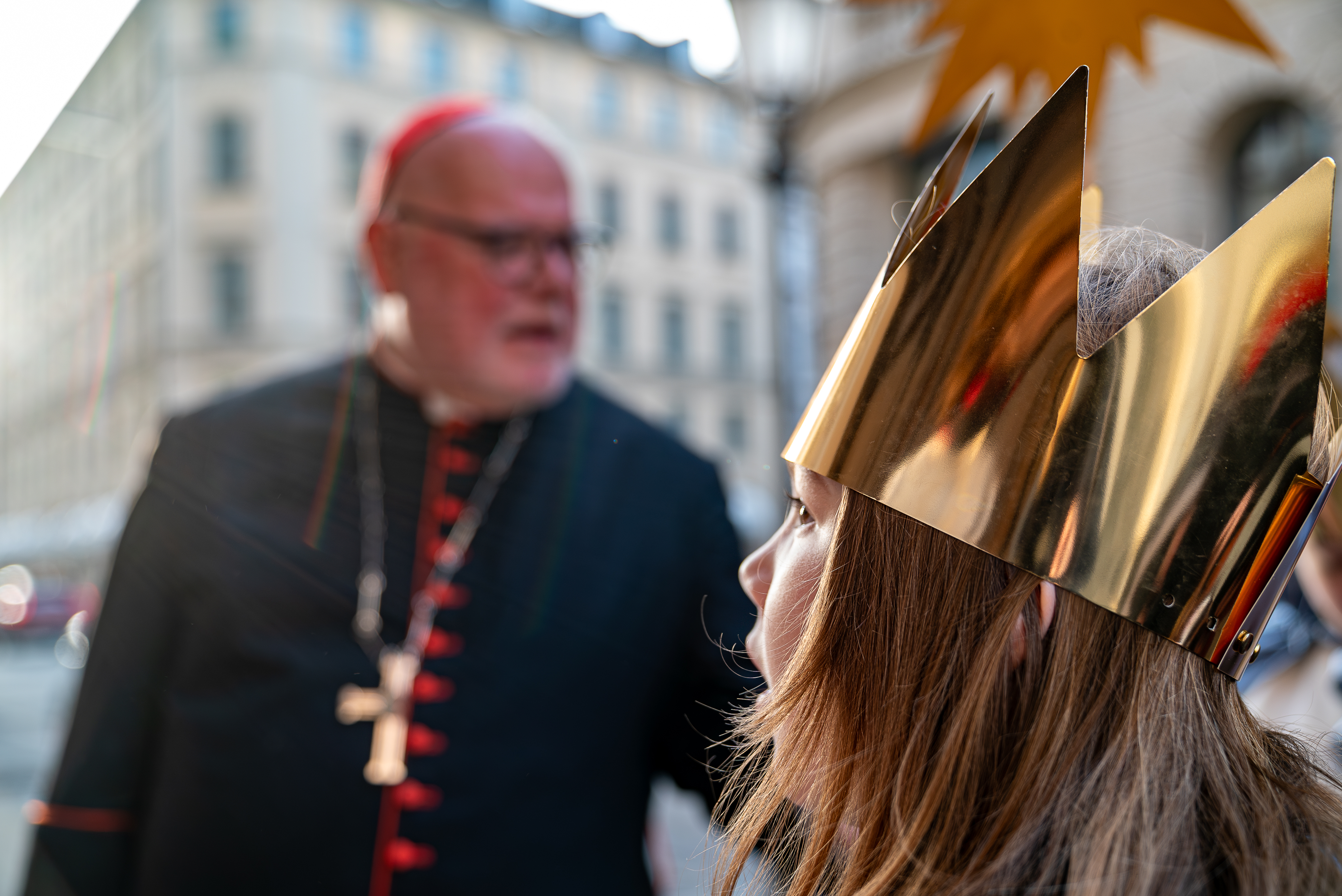 Eine Sternsingerin mit goldener Krone