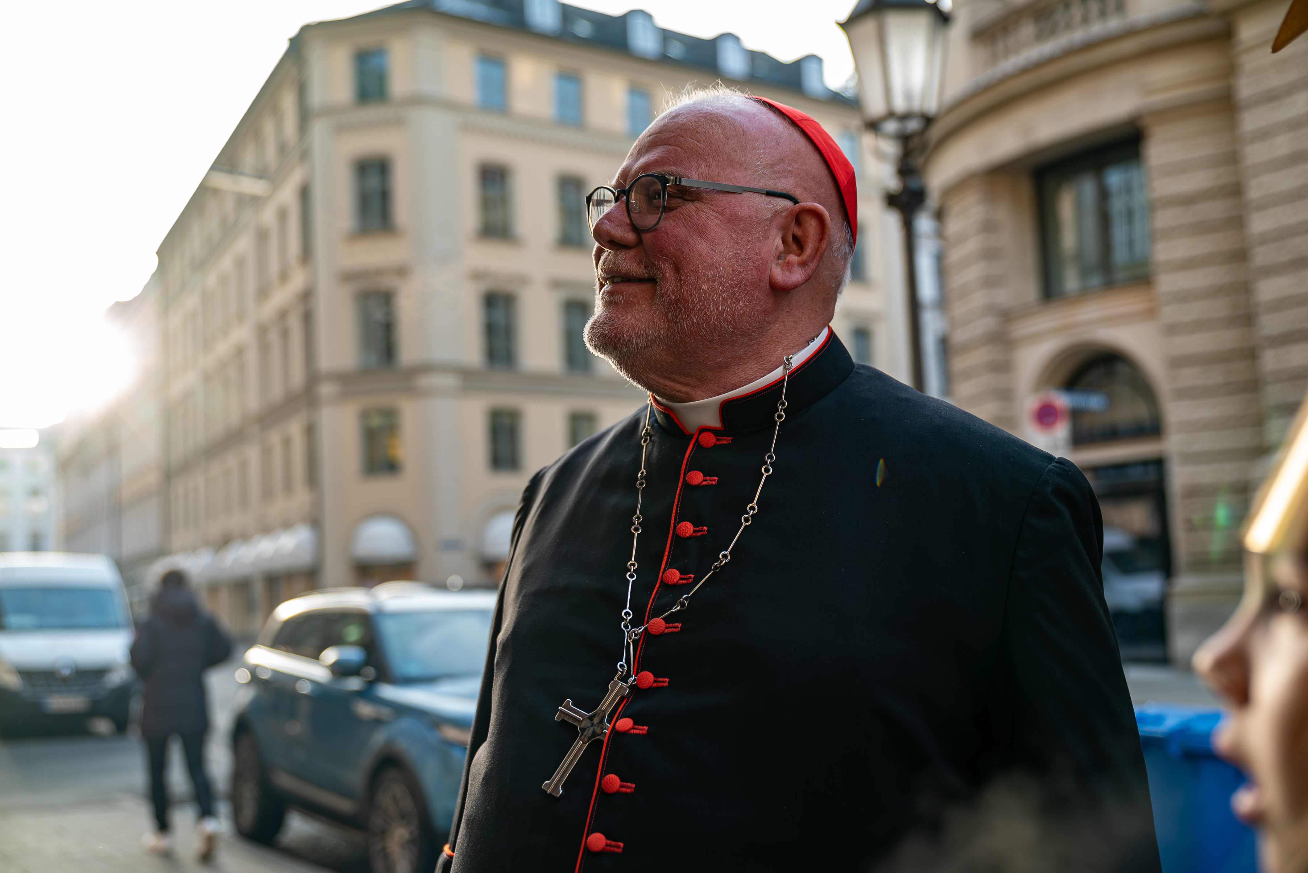 Kardinal Marx blickt erfreut