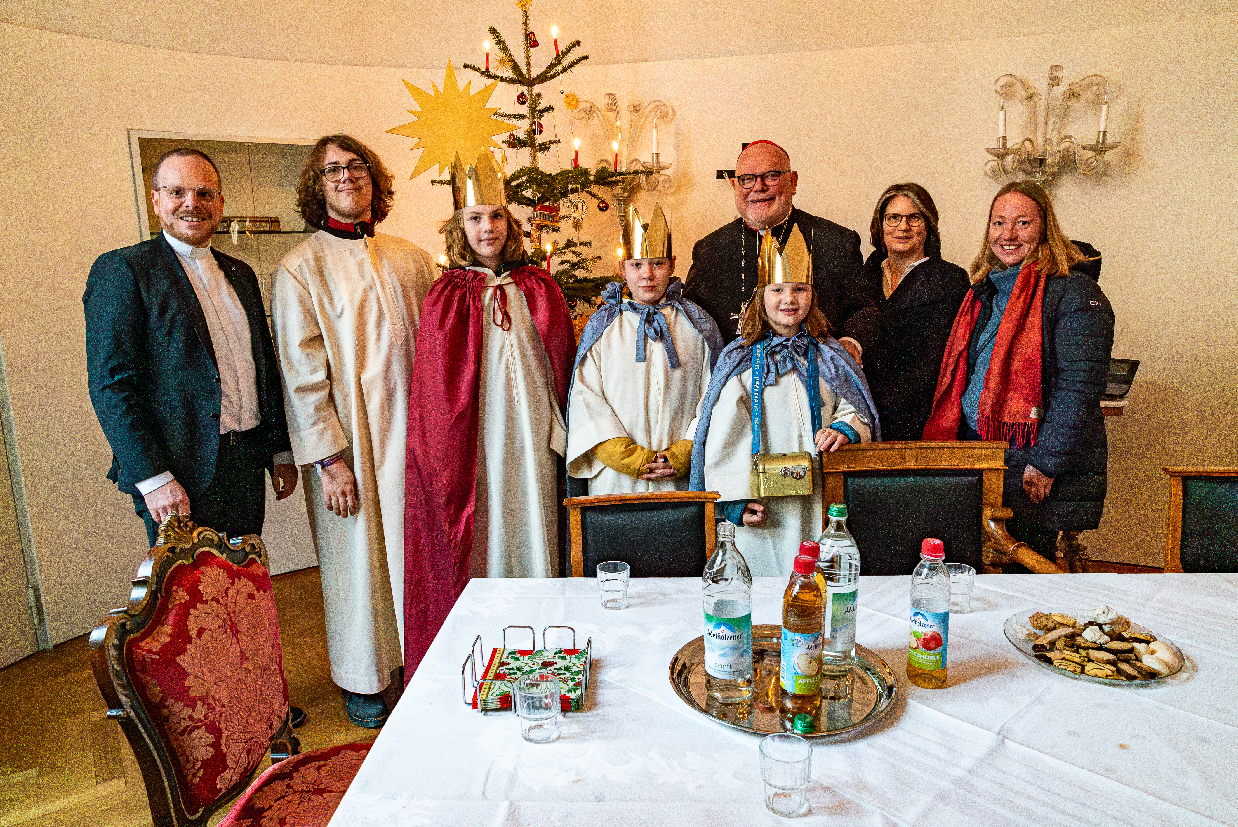 Gruppenbild mit den Sternsinger, den Betreuern und Kardinal Marx
