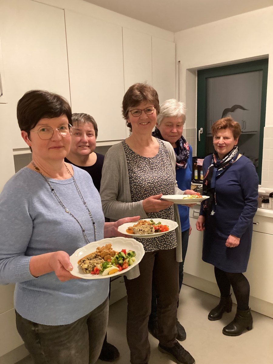 kfd Vorstandsfrauen beim Kochen der arabischen Speisen