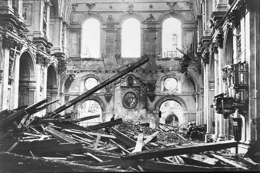 Zerstörter Kirchenraum von St. Michael in München nach Bombentreffern im Jahr 1945