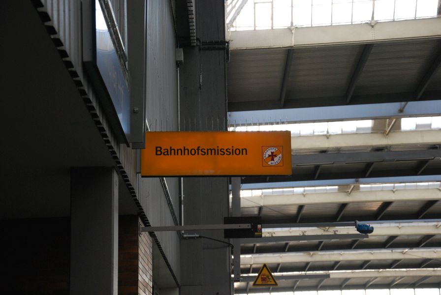Schild der Bahnhofsmission München