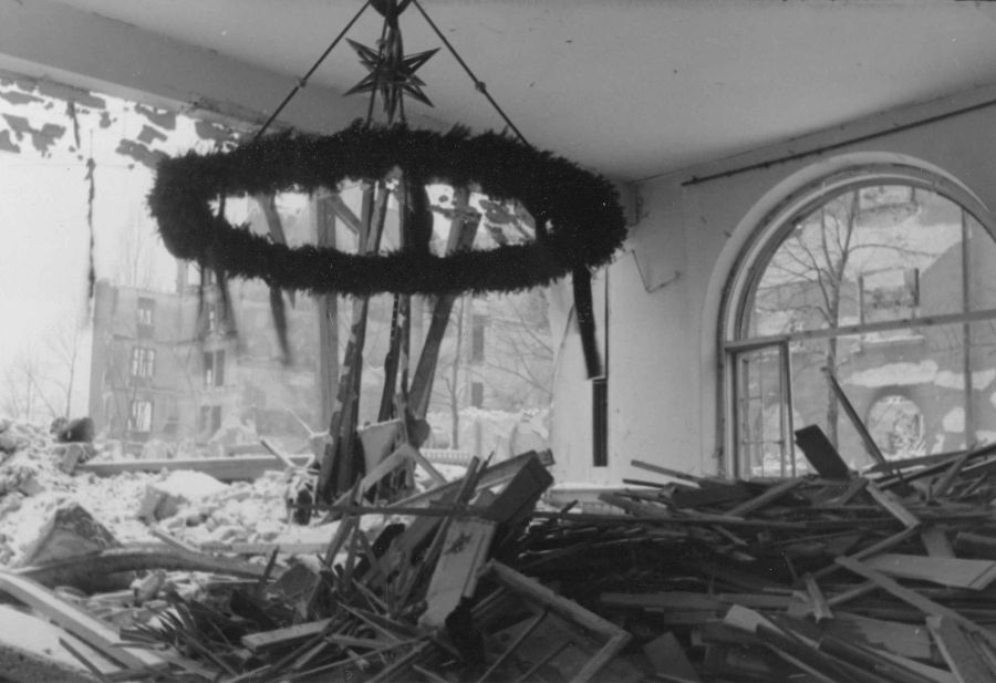 Die am 7. Januar 1945 zerstörte Notkirche der Pfarrei München-St. Sebastian in einem Turnsaal der Hohenzollernschule. Photographie von Stadtpfarrer Otto Breiter.