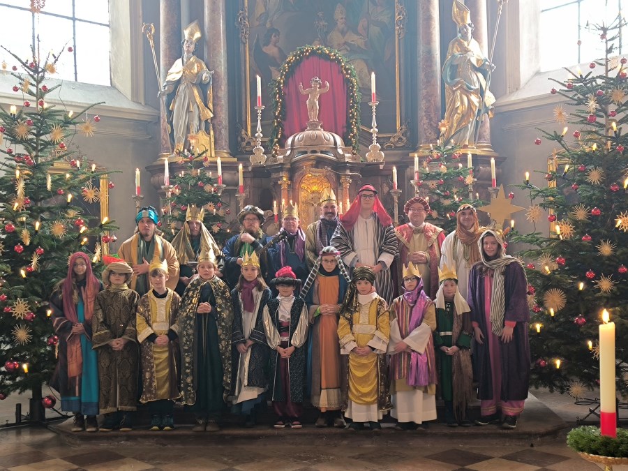Gruppenbild der Sternsinger von St. Nikolaus 2025