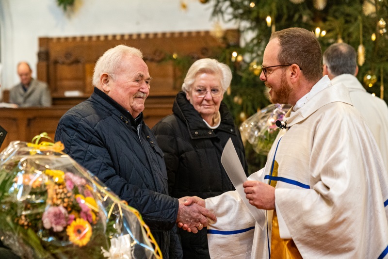 Pfarrer Emslander überreicht Lorenz Strohmeier eine Urkunde des Erzbischofs