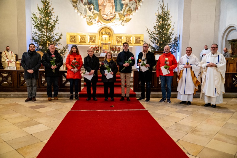 Die Mitglieder der neuen Kirchenverwaltung vor dem Altar