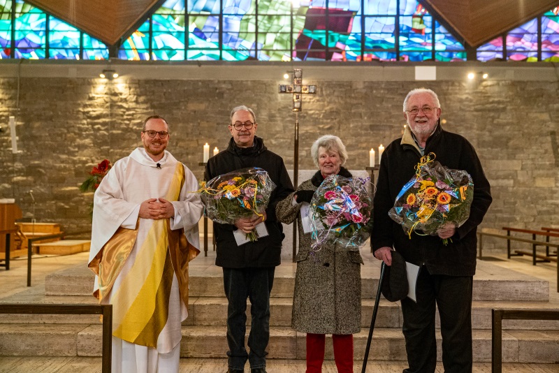 Die ausscheidenden Kirchenverwaltungsmitglieder vor dem Altar in St. Hildegard