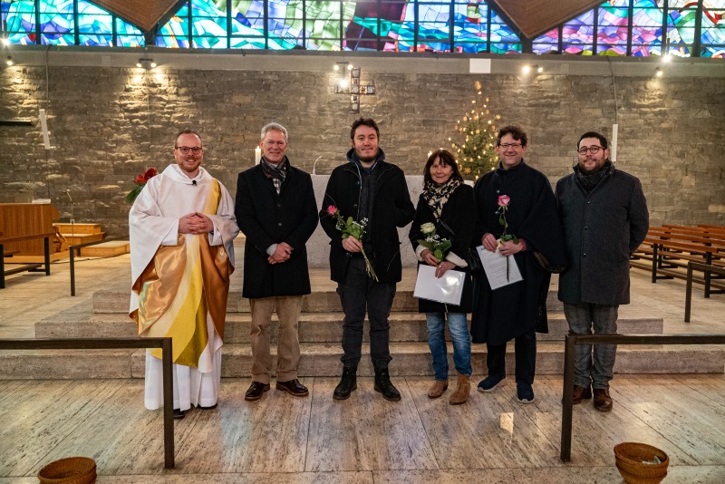 Die Mitglieder der neuen Kirchenverwaltung vor dem Altar in St. Hildegard
