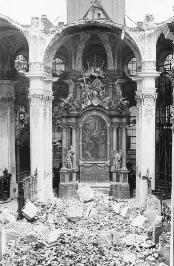 Die Pfarrkirche Heilig Geist nach Einsturz des Gewölbes am 14. Juni 1944
