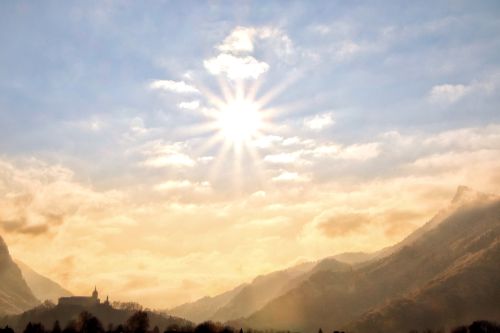 Sonne über Landschaft bei Aschau im Chiemgau