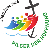 Das Logo zeigt vier stilisierte Personen, die auf die Menschheit hinweisen, die aus vier Regionen der Erde stammt. Sie umarmen sich gegenseitig, um die Solidarität und Geschwisterlichkeit zu betonen.