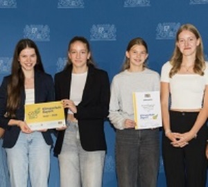 Schülerinnen präsentieren die erhaltenen Urkunden