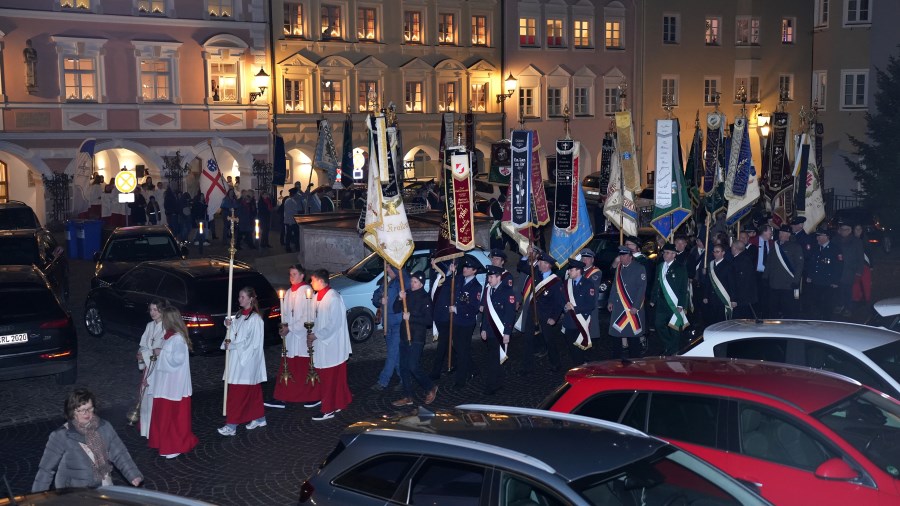 Vom Bischof-Bernhard-Haus zog der Festzug mit Ministranten, Fahnenabordnungen, VertreterInnen der Pfarreien, Seesorgerinnen und Seelsorger über den Kraiburger Marktplatz in die Marktkirche