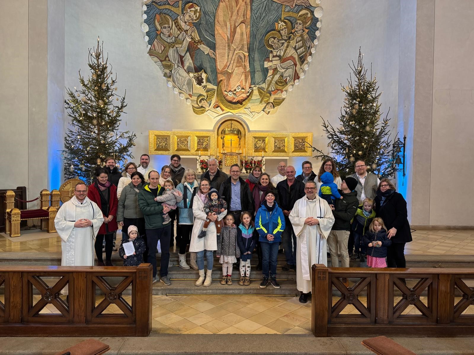 Gruppenbild aller Teilnehmenen am Tauferinnerungsfest vor dem Altar in Maria Schutz