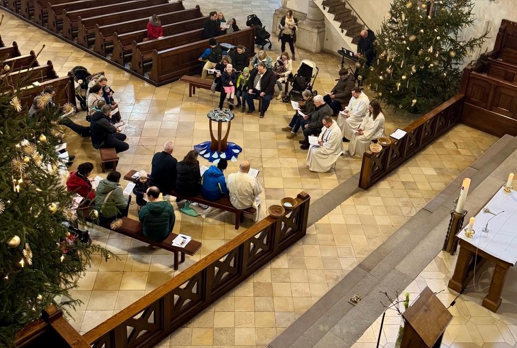 Blick von oben auf den Bereich vor dem Altar in Maria Schutz, wo der Gottesdienst stattfand