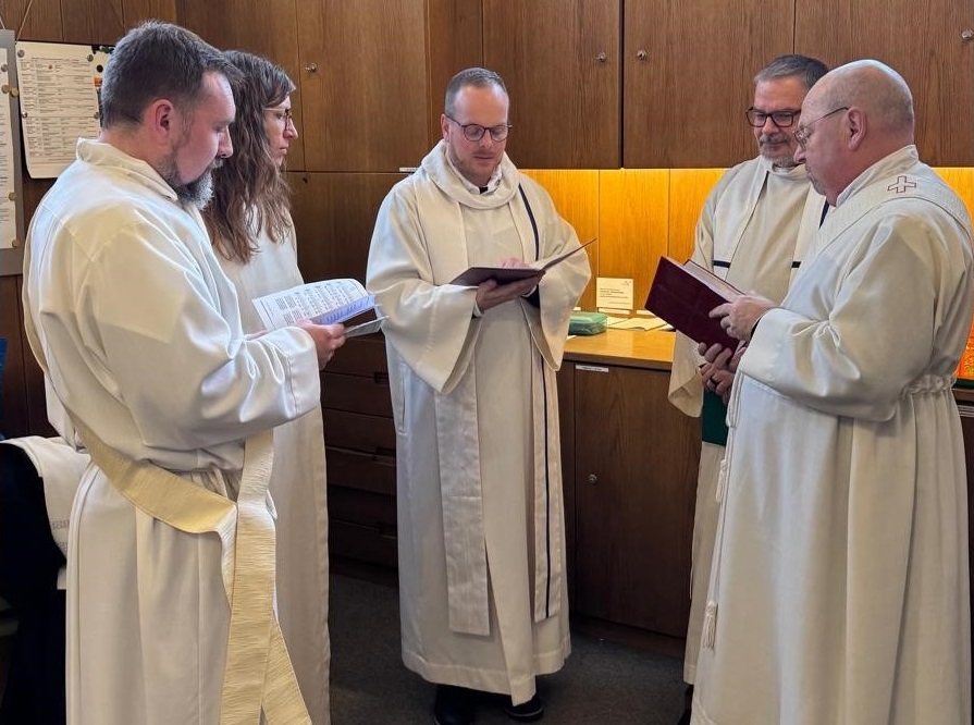 Die beteiligten Seelsorger*innen bereiten sich auf den Gottesdienst vor