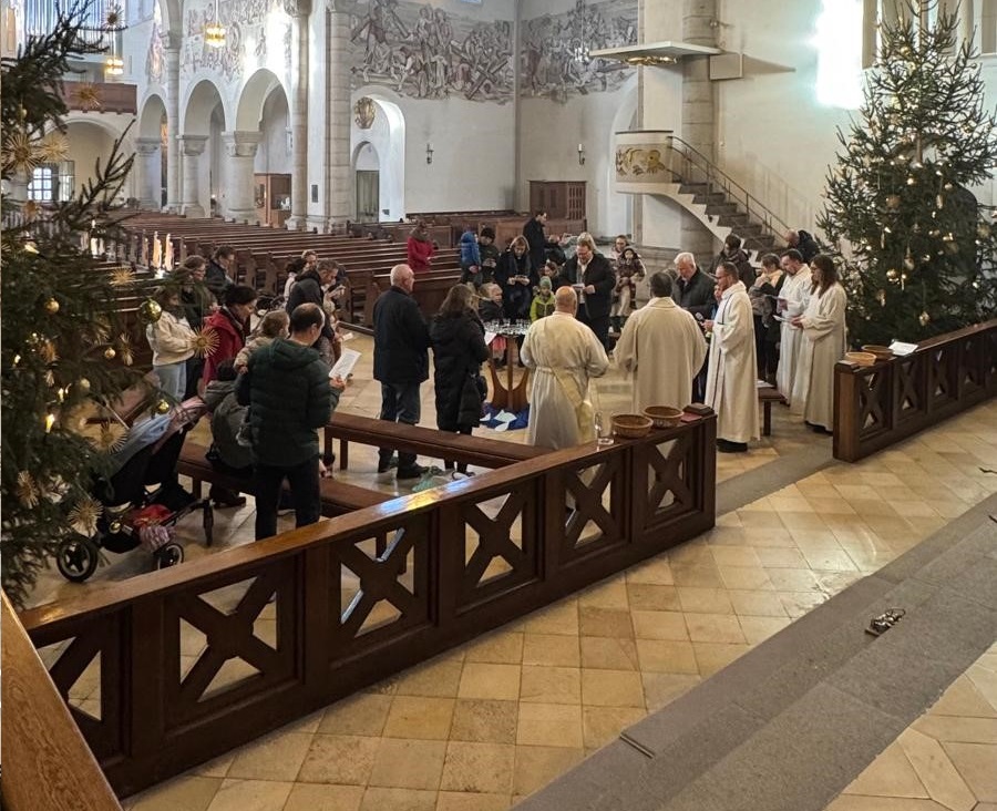 Blick von der Sakristei auf den Gottesdienst