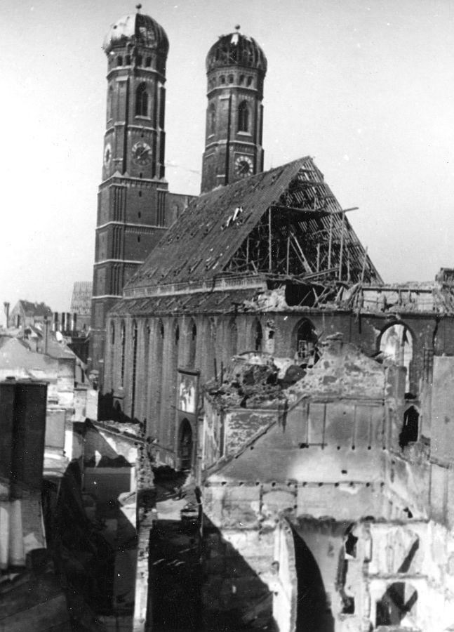 Außenansicht der durch Bombentreffer zerstörten Münchner Frauenkirche im Jahr 1945