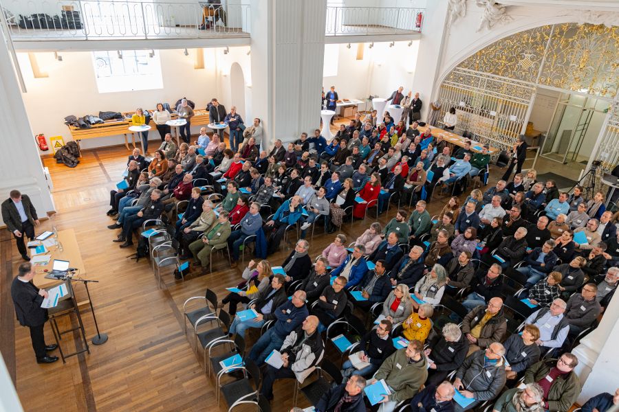 Generalvikar Christoph Klingan spricht vor vollbesetzten Reihen in der ehemaligen Karmeliterkirche anlässlich der Informationsveranstaltung für die frisch gewählten Mitglieder der Kirchenverwaltung