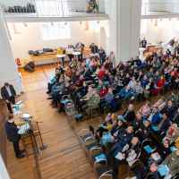 Generalvikar Christoph Klingan spricht vor vollbesetzten Reihen in der ehemaligen Karmeliterkirche anlässlich der Informationsveranstaltung für die frisch gewählten Mitglieder der Kirchenverwaltung