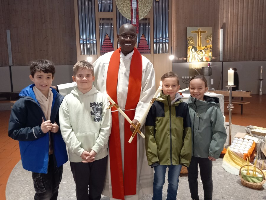 Pater Aondo nach dem Familiengottesdienst in Wiederkunft Christi