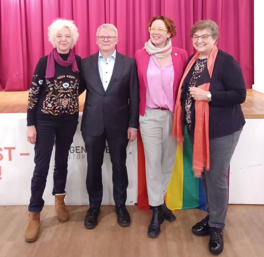 v. li.: Marion Hahn, AGG-Beauftragte Caritas, Michael Brinkschröder, Leiter Regenbogenpastoral, Astrid Herrmann, Referentin Schloss Fürstenried, Gabriele Stark-Angermeier, Vorständin Caritasverband