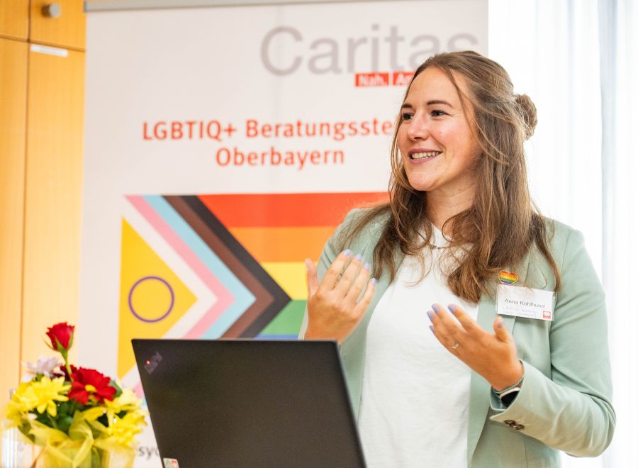 Anna Kohlhund von der LGBTIQ+ Beratungsstelle Oberbayern während eines Vortrags