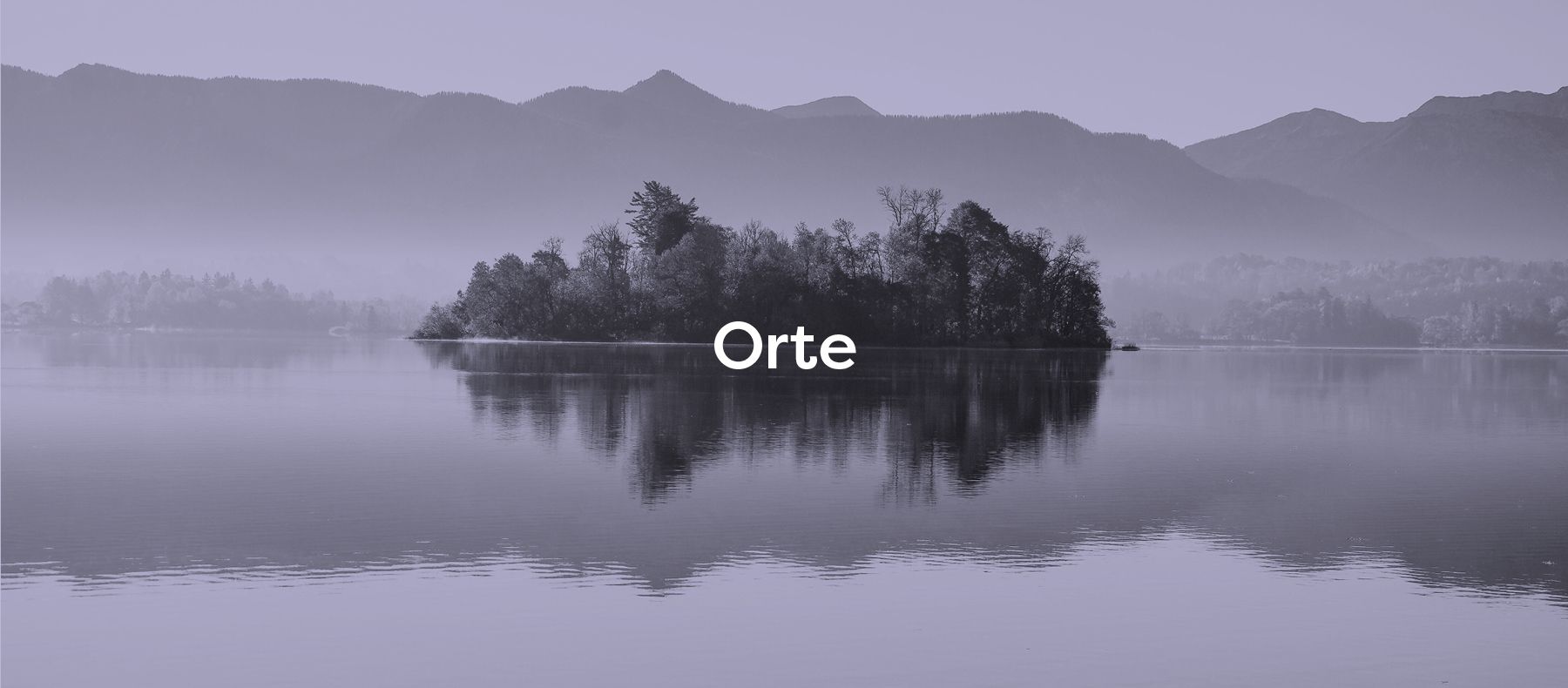 Header der Orte der Sinnstifterorte mit einer bewaldeten Insel im See