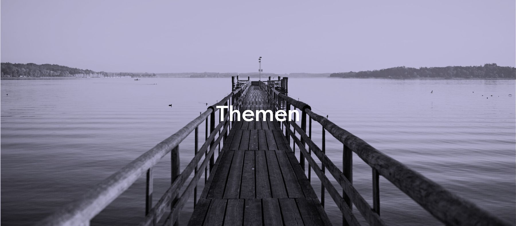 Header der Themen der Sinnstifterorte mit einem in einen See ragenden Steg