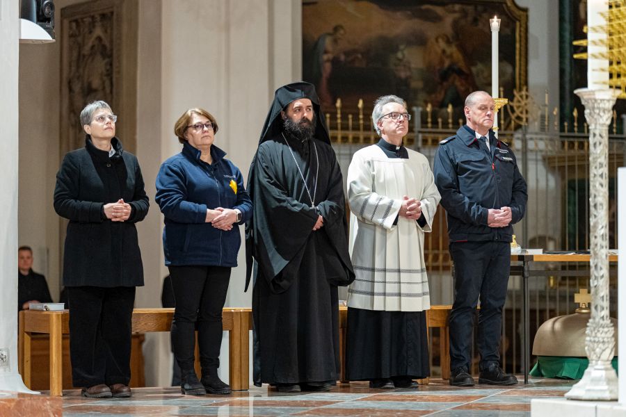 Teilnehmende am Trauergottesdienst in der Frauenkirche zum Gedenken an die Opfer des Anschlags von München