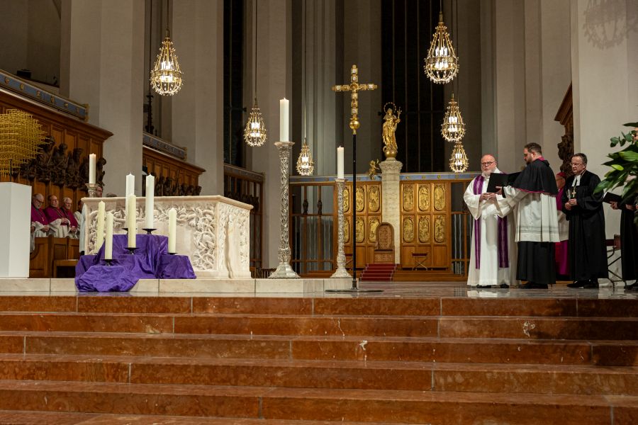 Kardinal Reinhard Marx beim Trauergottesdienst zum Gedenken an die Opfer des Anschlags von München in der Frauenkirche