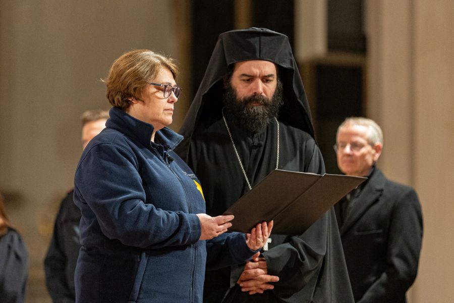 Gemeinsames Gebet bei Gedenkgottesdienst im Dom