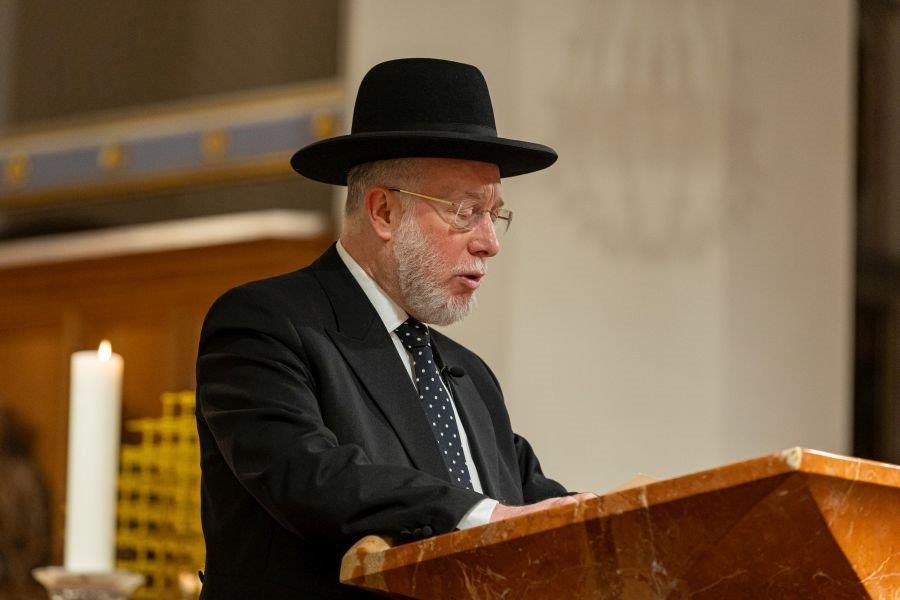 Rabbiner Shmuel Aharon Brodman spricht in der Frauenkirche das Totengebet während des Trauergottesdienstes zum Gedenken an die Opfer des Anschlags in München