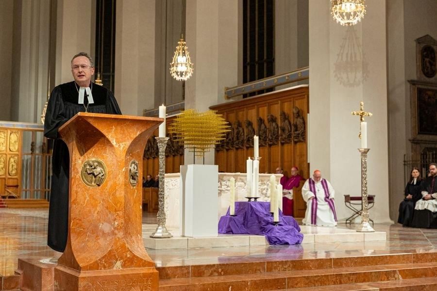 Landesbischof Christian Kopp predigt in der Frauenkirche während des Trauergottesdienstes zum Gedenken an die Opfer des Anschlags in München
