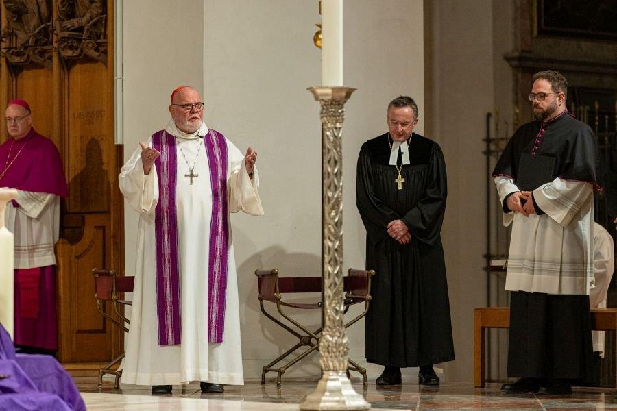 Kardinal Reinhard Marx und Landesbischof Christian Kopp in der Frauenkirche während des Trauergottesdienstes zum Gedenken an die Opfer des Anschlags in München