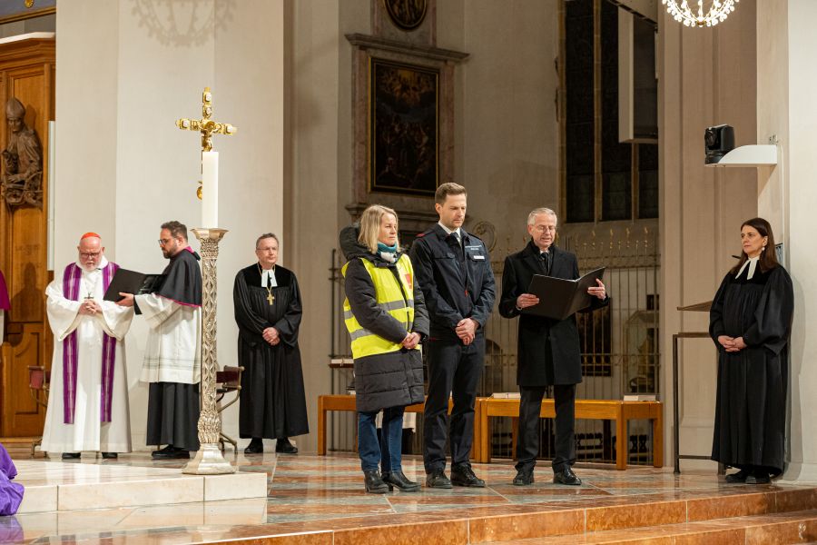 Fürbitten mit Claudia Weber von ver.di, Feuerwehrmann Tobias Scheller und Werksleiter Bernd Fuchs in der Frauenkirche während des Trauergottesdienstes zum Gedenken an die Opfer des Anschlags