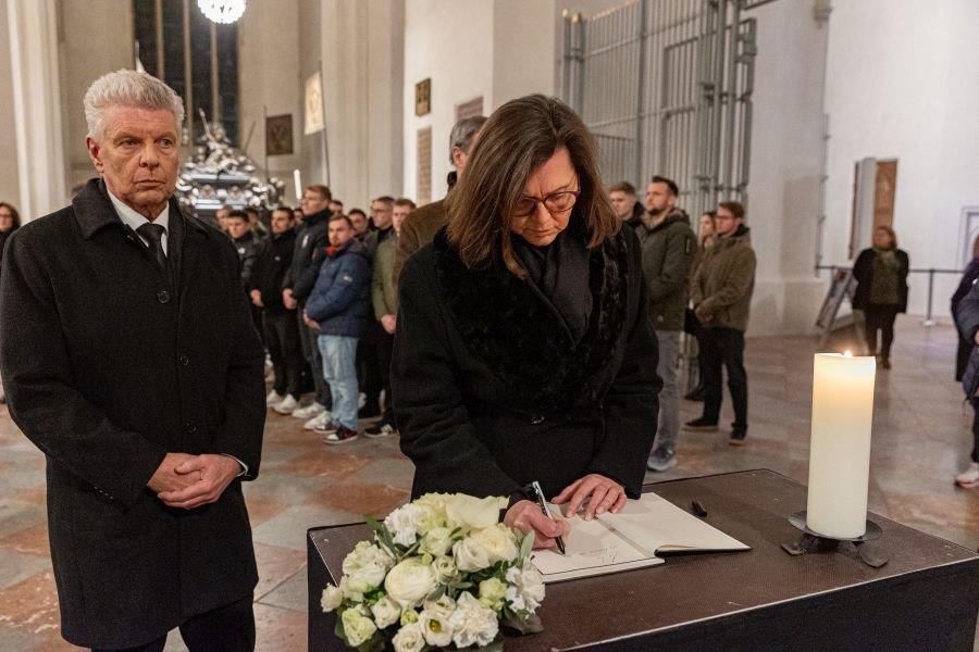 Dieter Reiter und Ilse Aigner tragen sich ins Kondolenzbuch zum Gedenken der Opfer des Anschlags von München nach dem Gedenkgottesdienst in der Frauenkirche ein