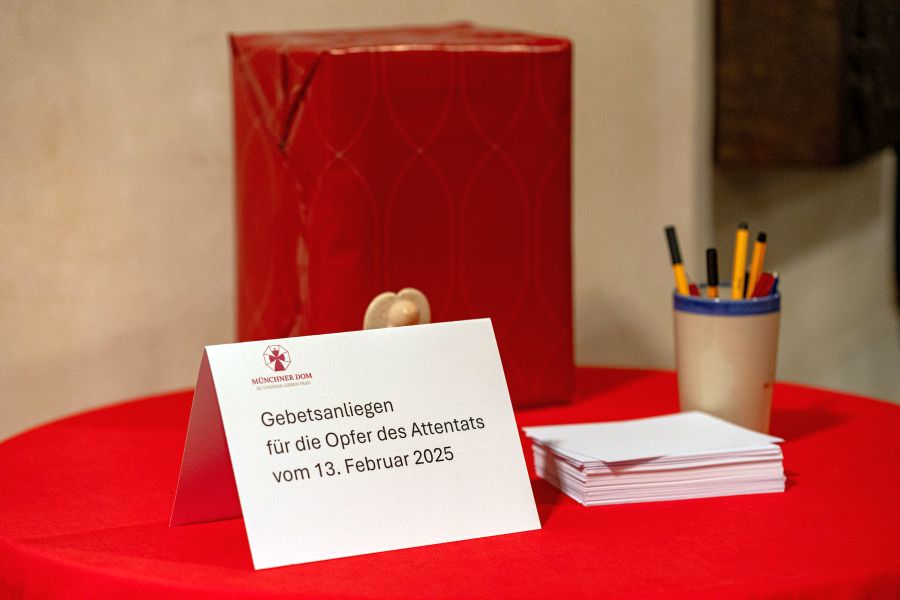 Im Dom steht eine Box mit Gebetsanliegen für die Opfer des Anschlags bereit