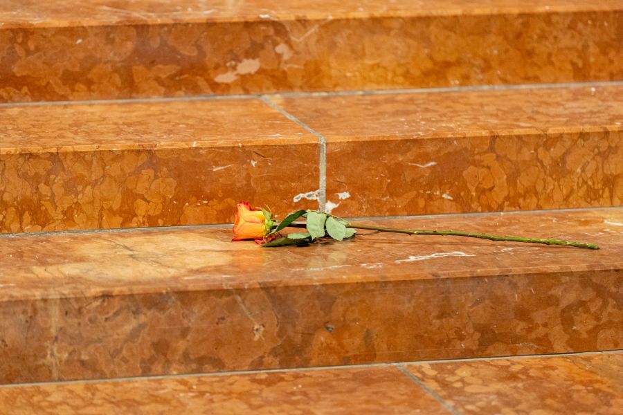 Auf den Stufen im Dom liegt eine Rose zum Gedenken an die Opfer des Anschlags
