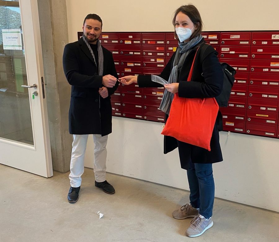 Auf dem Foto sind Jakob Al Saeed und Maryam Kazemi ali Akbar zu sehen. Jakob bezieht eine genossenschaftliche Wohnung von IN Via