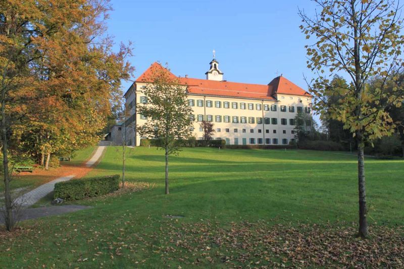 Außenansicht des Gymnasiums St. Ursula Schloss Hohenburg