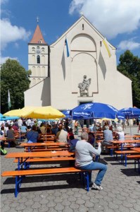 Biertische und Sonnenschirme beim Pfarrfest auf dem Kirchenplatz