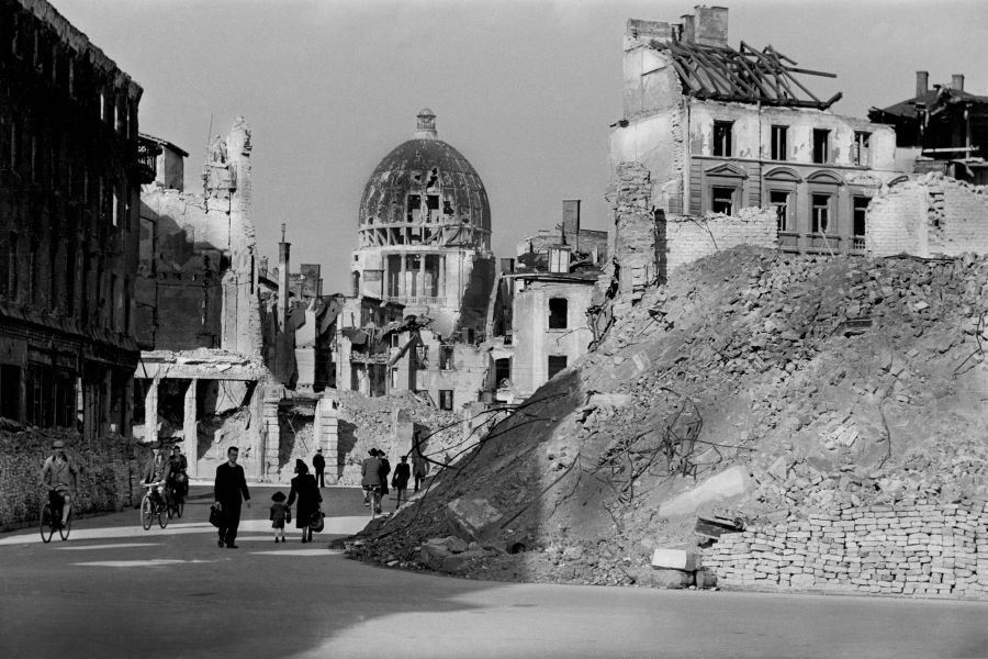 Die zerbombten Häuser an der Arnulfstraße in München mit dem zerstörten Verkehrsministerium am 4. Juli 1945