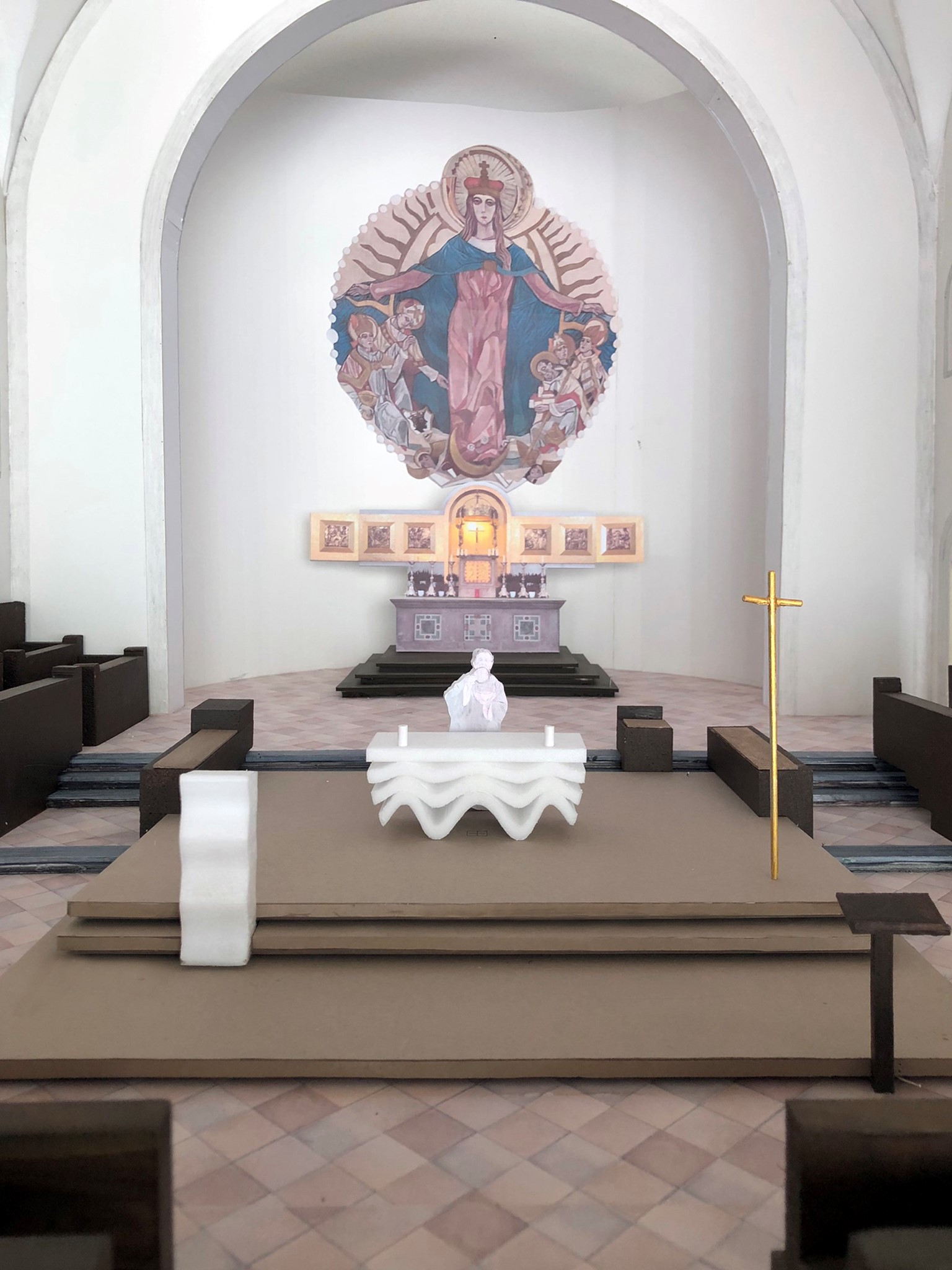 Das Modell des umgestalteten Altarraums der Pfarrkirche Maria Schutz frontal von vorne