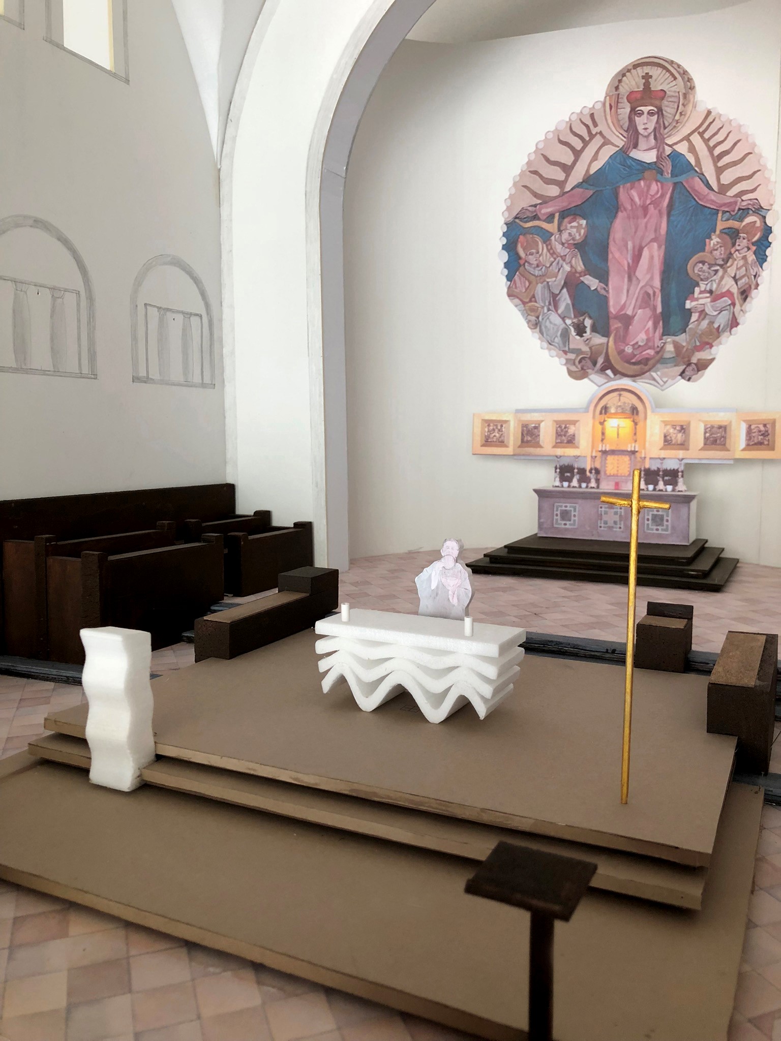 Das Modell des umgestalteten Altarraums der Pfarrkirche Maria Schutz von schräg vorne