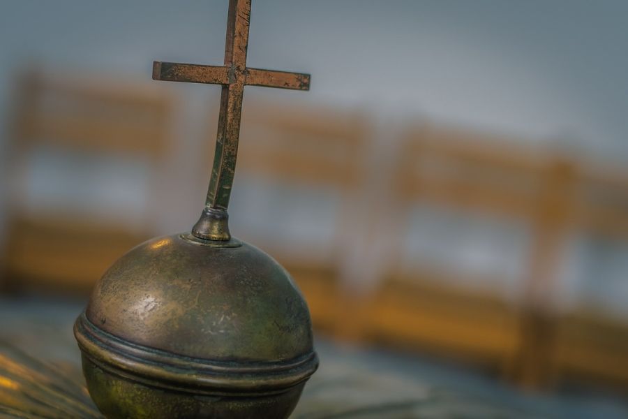 Kreuz über Taufbecken