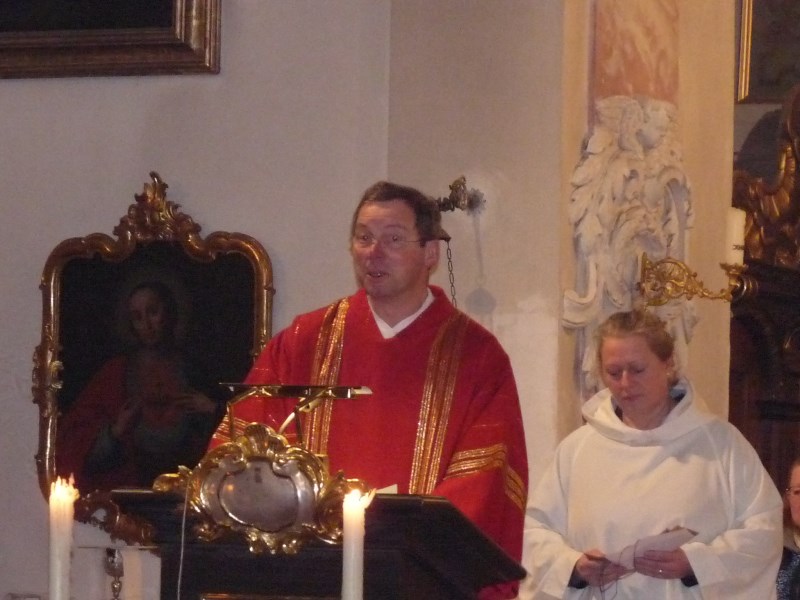 Diakon Alfred Stadler und Gemeindereferentin Ruth Pitz- Schmidhuber erklärten die 6 Krüge