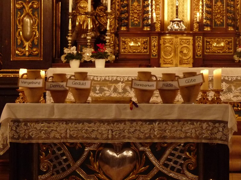 jetzt sind die 6 Krüge beschriftet mit den 6 wichtigen Eigenschaften in der Ehe