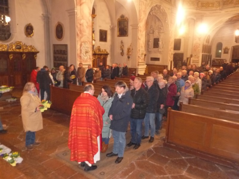 bei der Einzelsegnung bekommt jedes Paar Blumen